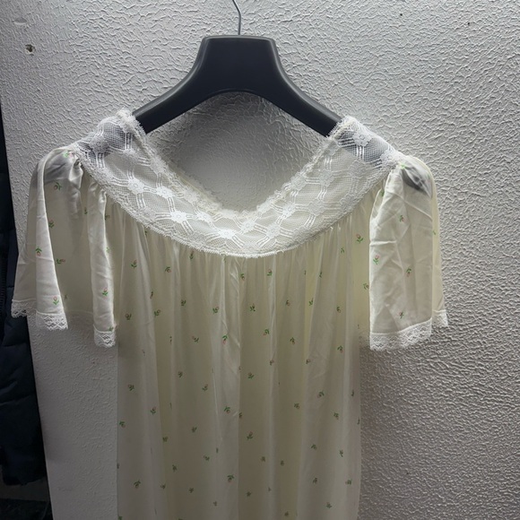 Val Mode Vintage Elegant Cream Nightgown with Lace Trim - Picture 4 of 7